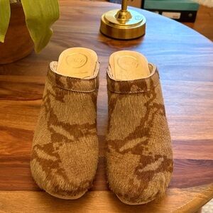 No. 6 Tan Patterned Fur Clogs